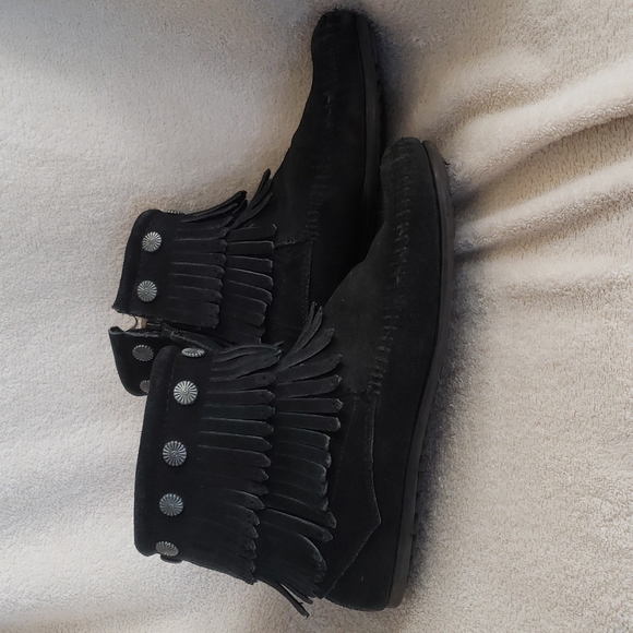 Minnetonka Moccasins black double fringe side zip boot size 7.5 - Picture 1 of 8